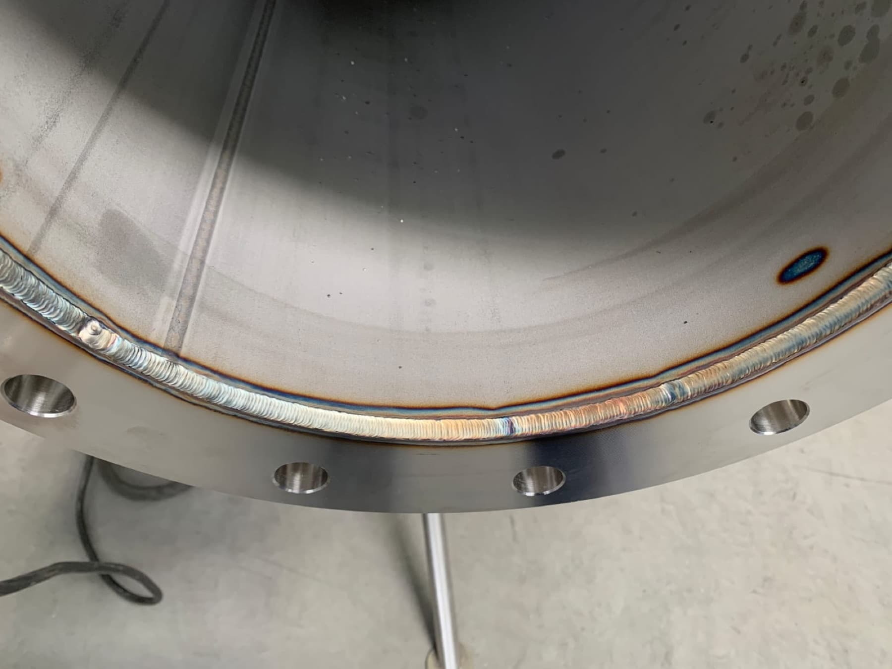 Detail zvaru na nerezovej prírube z realizácie AM Welding