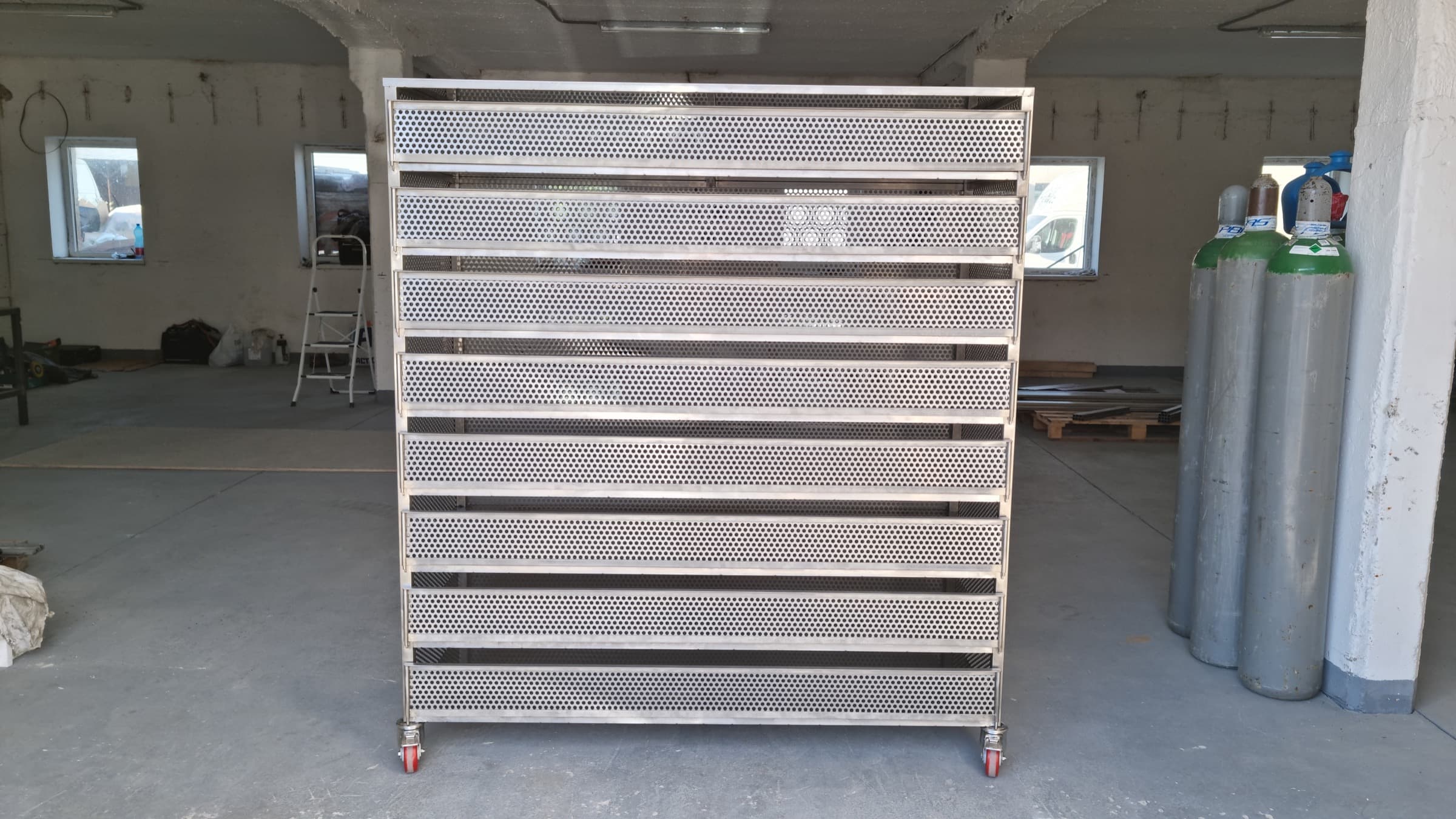 Hotový nerezový regálový vozík z realizácie AM Welding